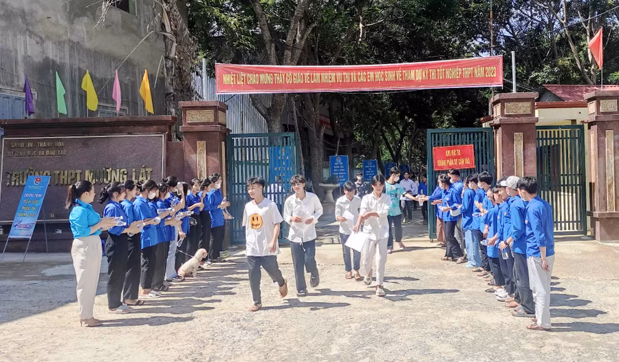 Thí sinh kết thúc buổi thi ở Điểm thi THPT Mường Lát (Thanh Hóa). Ảnh: Thế Lượng.