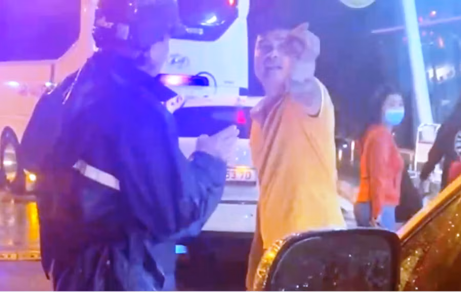 Tài xế Định Văn Thời (áo vàng) đang có dấu hiệu Chống người thi hành công vụ tại sân bay Thọ Xuân. Ảnh: Cắt từ Clip.