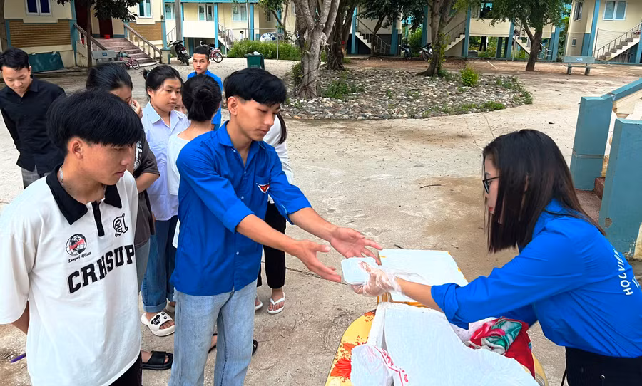 Thí sinh nhận suất ăn sáng miễn phí do các Thanh niên tình nguyện hỗ trợ ở Làng học sinh Mường Lát (Thanh Hóa). Ảnh: Thế Lượng.