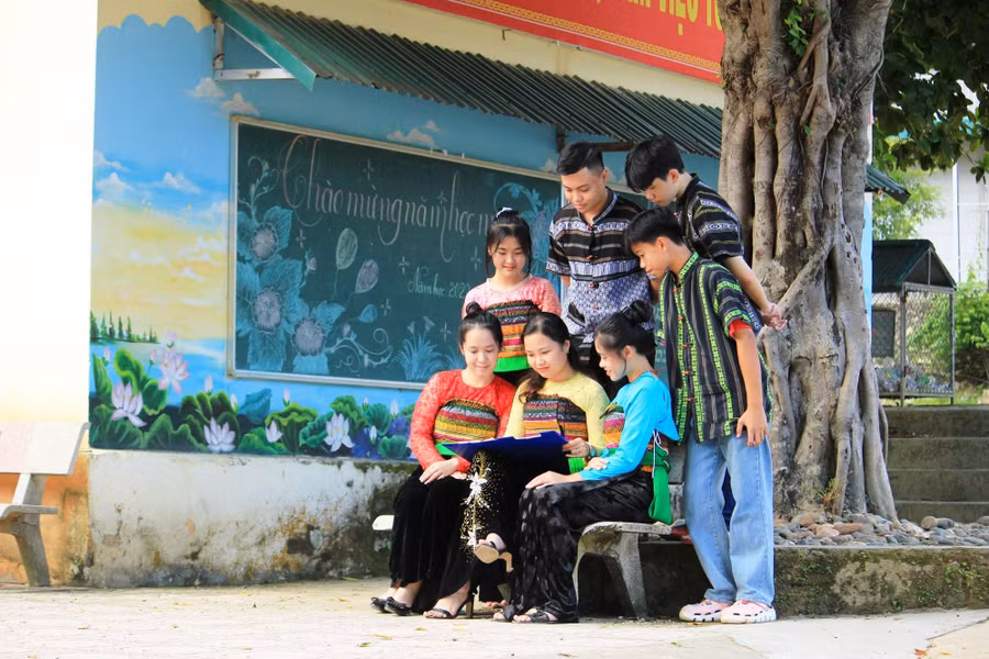 Cô giáo Hoàng Thị Thanh Hà (áo vàng), tâm nguyện của nữ nhà giáo là trường học vùng cao được đầu tư hơn về cơ sở vật chất, học sinh được vận dụng kiến thức đã học vào thực tiễn cuộc sống.
