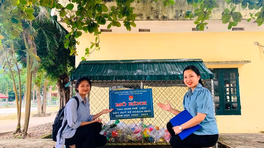 Cô Hoàng Thị Thanh Hà cùng học trò bên mô hình "Thu gom phế liệu gây quỹ kế hoạch nhỏ".