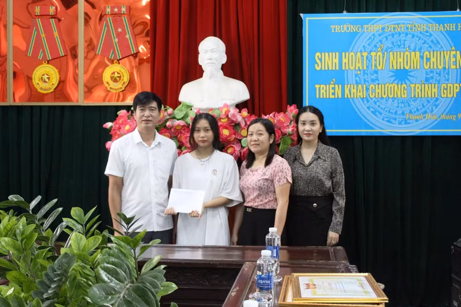 Lãnh đạo Trường THPT Dân tộc nội trú tỉnh Thanh Hóa thay mặt nhà hảo tâm trao số tiền gần 53 triệu đồng cho nữ sinh Nguyễn Thị Thúy.