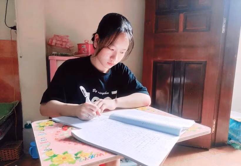 Mặc dù Nguyễn Thị Thùy bị khuyết tật, nhưng em học rất giỏi.