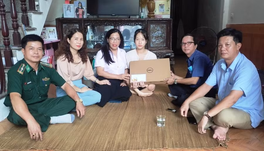 Phóng viên Báo GD&amp;TĐ cùng 2 nữ nhà giáo ở TP Thanh Hóa trao tặng máy tính xách tay cho em Nguyễn Thị Thùy.
