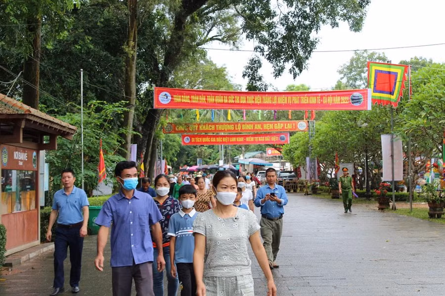 Nhiều người dân và du khách đổ về Khu di tích Quốc gia đặc biệt Lam Kinh (Thọ Xuân, Thanh Hóa) dự Lễ hội Lam Kinh 2022. Nhiều người dân và du khách đổ về Khu di tích Quốc gia đặc biệt Lam Kinh (Thọ Xuân, Thanh Hóa) dự Lễ hội Lam Kinh 2022.