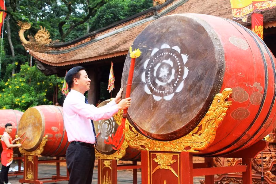 Ông Đỗ Trọng Hưng - Bí thư Tỉnh ủy, Chủ tịch HĐND tỉnh Thanh Hóa đánh trống khai hội Lễ hội Lam Kinh 2022. Ông Đỗ Trọng Hưng - Bí thư Tỉnh ủy, Chủ tịch HĐND tỉnh Thanh Hóa đánh trống khai hội Lễ hội Lam Kinh 2022.