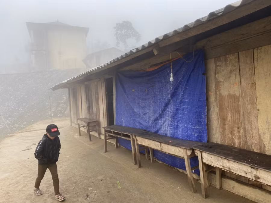 Khu nhà ở bán trú của học sinh Tiểu học Na Ngoi 2 dựng bằng gỗ và căng bạt để che bớt gió lạnh lùa vào.