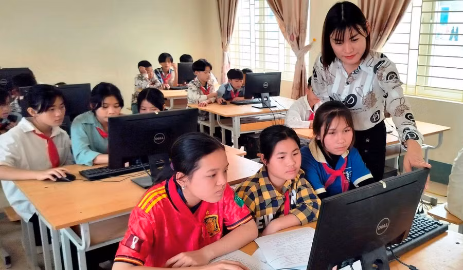 Giờ học Tin học của Trường Phổ thông DTBT THCS Trung Lý (Mường Lát, Thanh Hóa). Ảnh: TL.