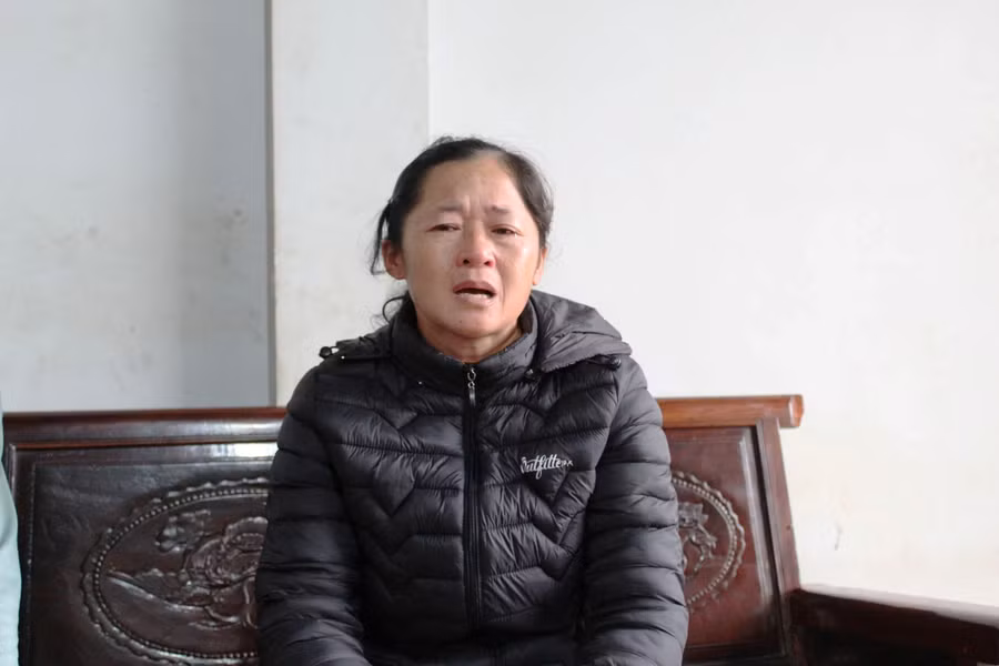 Bà Cao Thị Định (chị gái anh Bình) nghẹn ngào khi kể về nghịch cảnh của gia đình.