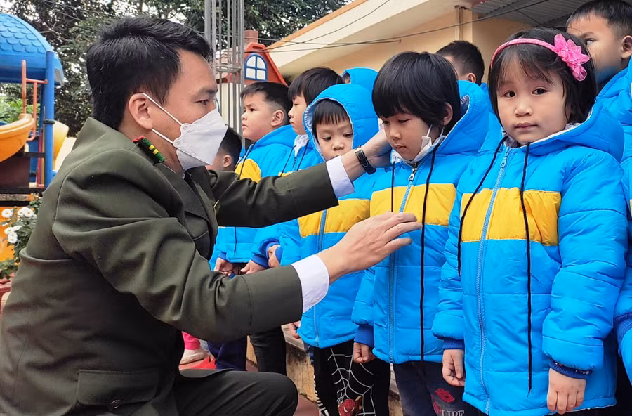 Cùng đồng hành với chuyến từ thiện, có ông Dương Hoàng Hải - Phó Hạt trưởng Hạt Kiểm lâm Lang Chánh và một số cán bộ, chiến sĩ của đơn vị.