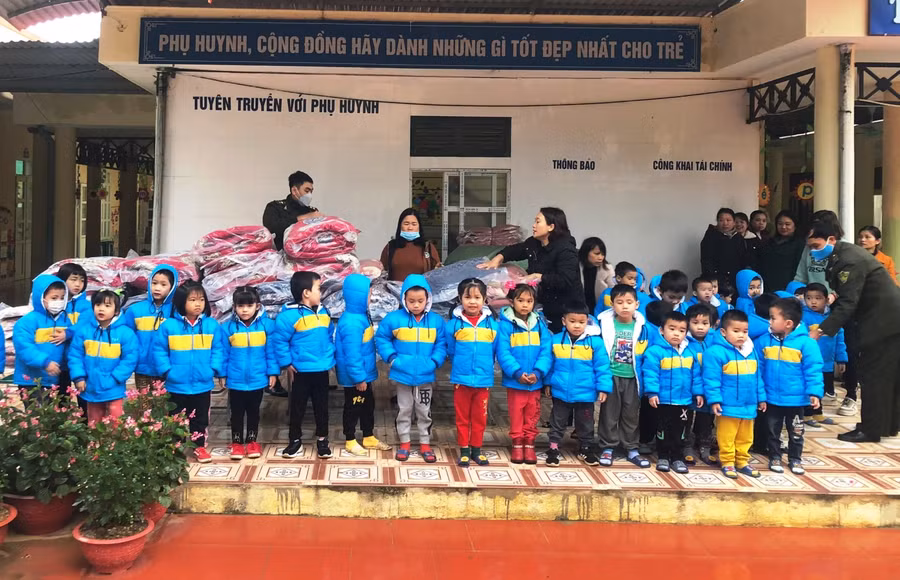 180 chiếc chăn băng lông được Công ty TNHH LAVIN S - Nhãn hàng MỊN DECOR, có trụ sở tại 81 Bạch Mai, phường Cầu Dền, quận Hai Bà Trưng (Hà Nội) gửi tặng.