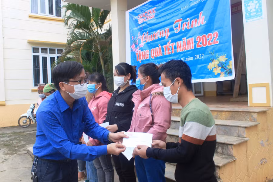 Món quà Tết được trao tận tay người dân xã Nhi Sơn, huyện Mường Lát (Thanh Hóa).