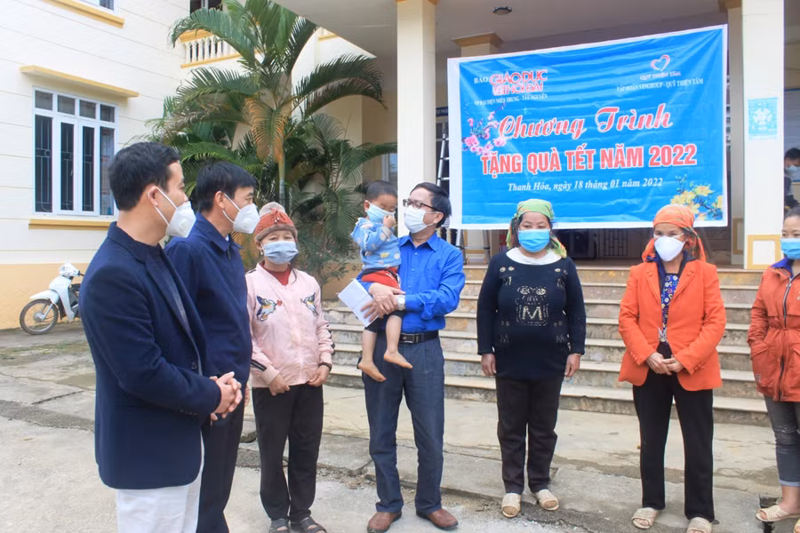 Lãnh đạo huyện Mường Lát hỏi thăm bà con khi đến nhận quà Tết.