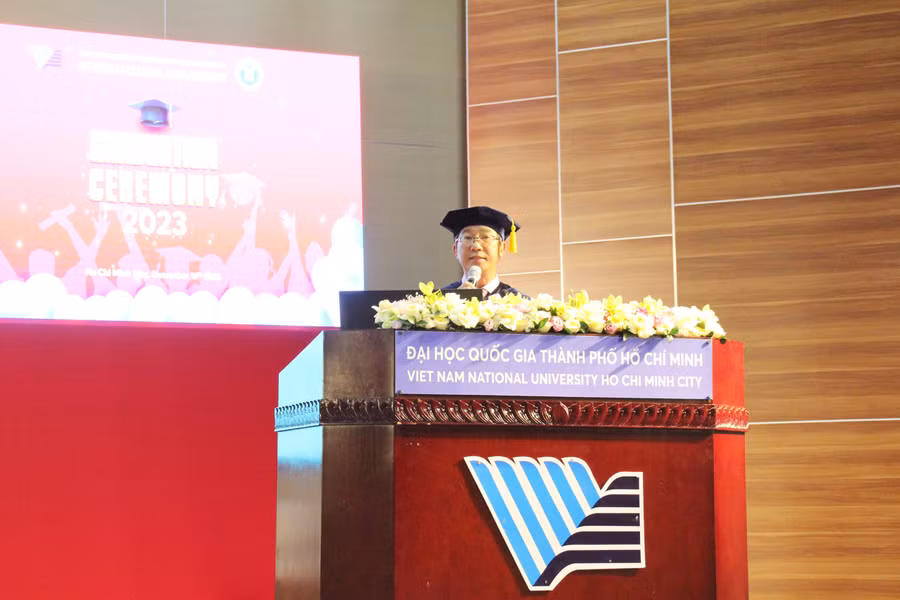 PGS.TS Đinh Đức Anh Vũ, Phó Hiệu trưởng phụ trách Trường Đại học Quốc tế phát biểu tại lễ tốt nghiệp. Ảnh: Nguyễn Ngọc PGS.TS Đinh Đức Anh Vũ, Phó Hiệu trưởng phụ trách Trường Đại học Quốc tế phát biểu tại lễ tốt nghiệp. Ảnh: Nguyễn Ngọc