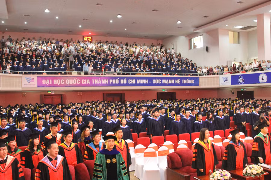 Tân cử nhân, kỹ sư Trường Đại học Quốc tế (Đại học Quốc gia TPHCM) nhận bằng tốt nghiệp. Ảnh: Nguyễn Ngọc Tân cử nhân, kỹ sư Trường Đại học Quốc tế (Đại học Quốc gia TPHCM) nhận bằng tốt nghiệp. Ảnh: Nguyễn Ngọc