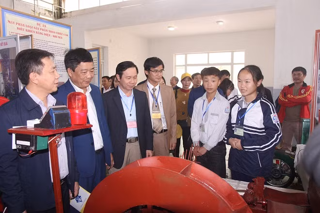 Học sinh thuyết trình về dự án thi KHKT thuộc lĩnh vực cơ khí