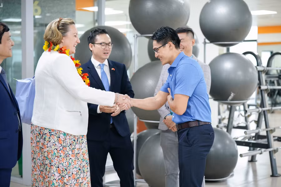 Bà Anne - Marie Trevelyan tham quan trường. Ảnh: NTCC