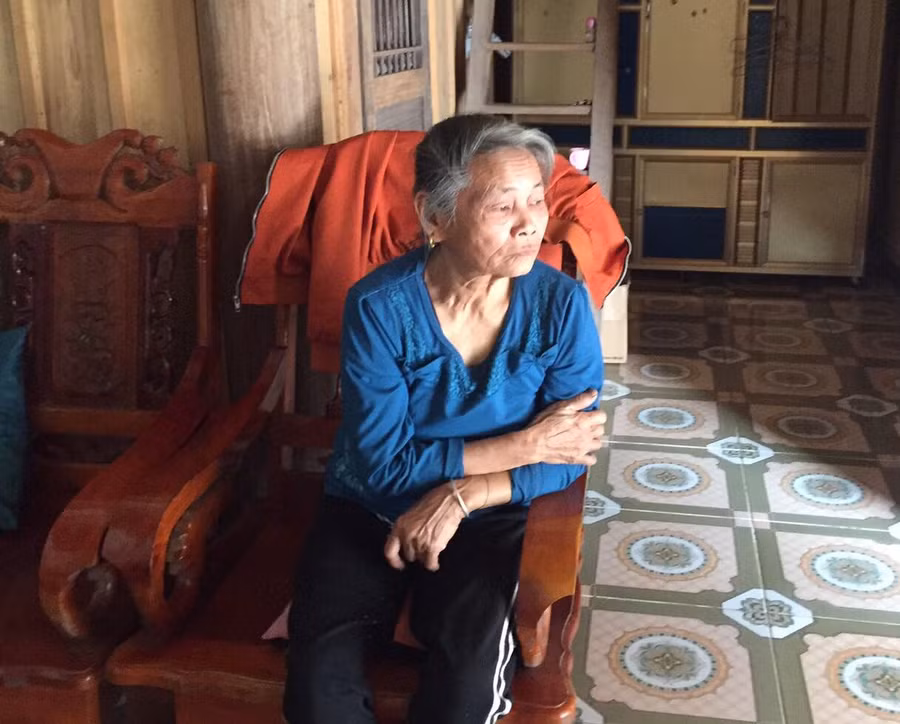 Bà nội hằng ngày vẫn đi chợ bán rau kiếm thêm tiền nuôi các cháu Bà nội hằng ngày vẫn đi chợ bán rau kiếm thêm tiền nuôi các cháu
