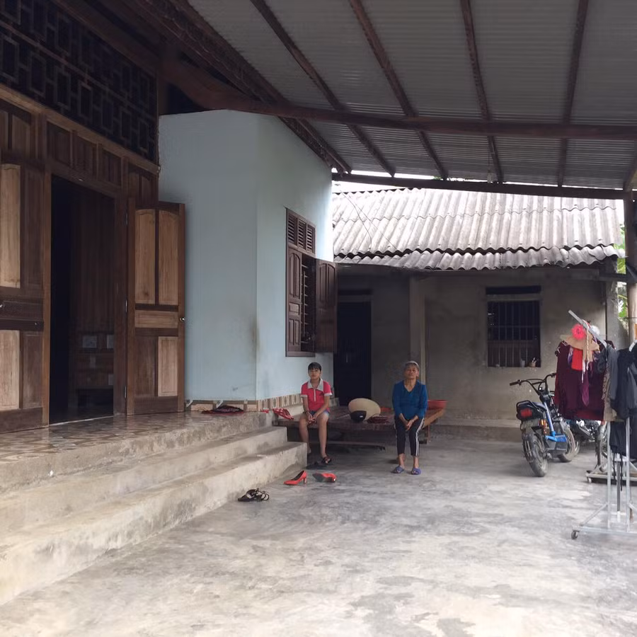 Kim Chi và chị gái hiện đang sống cùng ông bà nội già yếu Kim Chi và chị gái hiện đang sống cùng ông bà nội già yếu