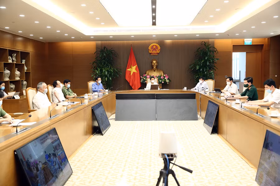 Phó Thủ tướng Vũ Đức Đam, Trưởng Ban Chỉ đạo quốc gia và Bộ trưởng, Chủ nhiệm VPCP Trần Văn Sơn dự họp tại điểm cầu Hà Nội.Ảnh: VGP/Đình Nam