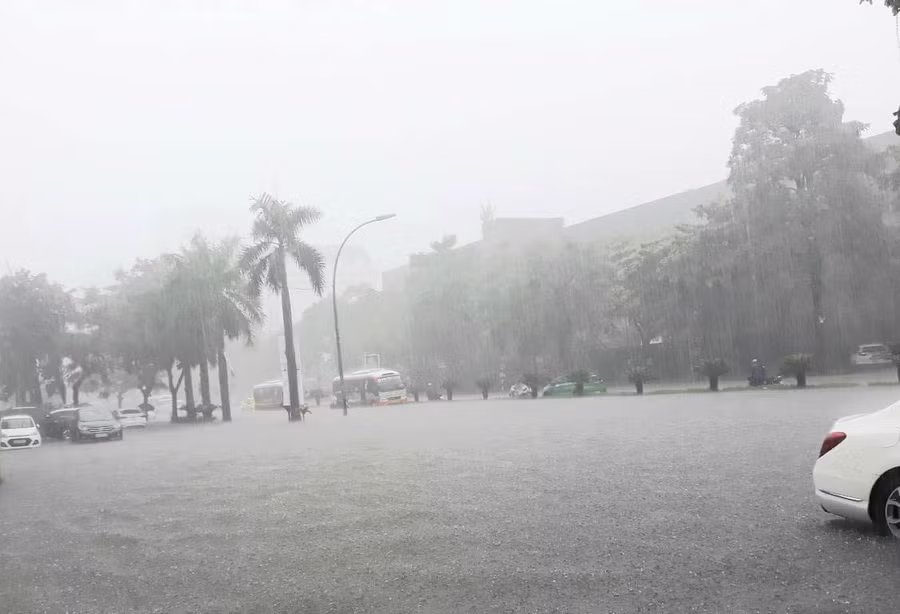 Đến trưa ngày 16/10 mưa to vẫn không ngớt tại TP Vinh