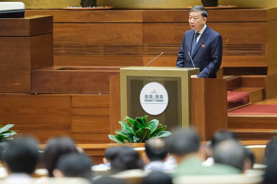 Bộ trưởng Bộ Công an Tô Lâm trình bày Tờ trình về dự thảo Nghị quyết về thí điểm mô hình tổ chức hoạt động lao động, hướng nghiệp, dạy nghề cho phạm nhân ngoài trại giam