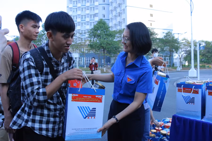 Bà Trần Thu Hà, Phó Bí thư Thành Đoàn TPHCM, Chủ tịch Hội Sinh viên Việt Nam TPHCM trao quà cho sinh viên trước khi lên xe. Ảnh: VNU-HCM Bà Trần Thu Hà, Phó Bí thư Thành Đoàn TPHCM, Chủ tịch Hội Sinh viên Việt Nam TPHCM trao quà cho sinh viên trước khi lên xe. Ảnh: VNU-HCM