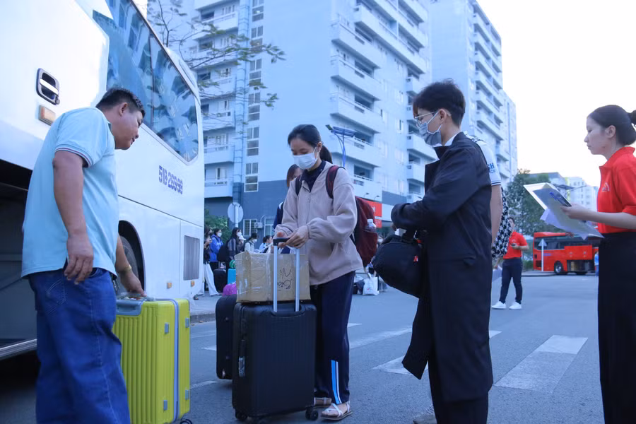 Sinh viên cất hành lý, chuẩn bị cho chuyến "Hành trình mùa xuân". Ảnh: VNU-HCM Sinh viên cất hành lý, chuẩn bị cho chuyến "Hành trình mùa xuân". Ảnh: VNU-HCM