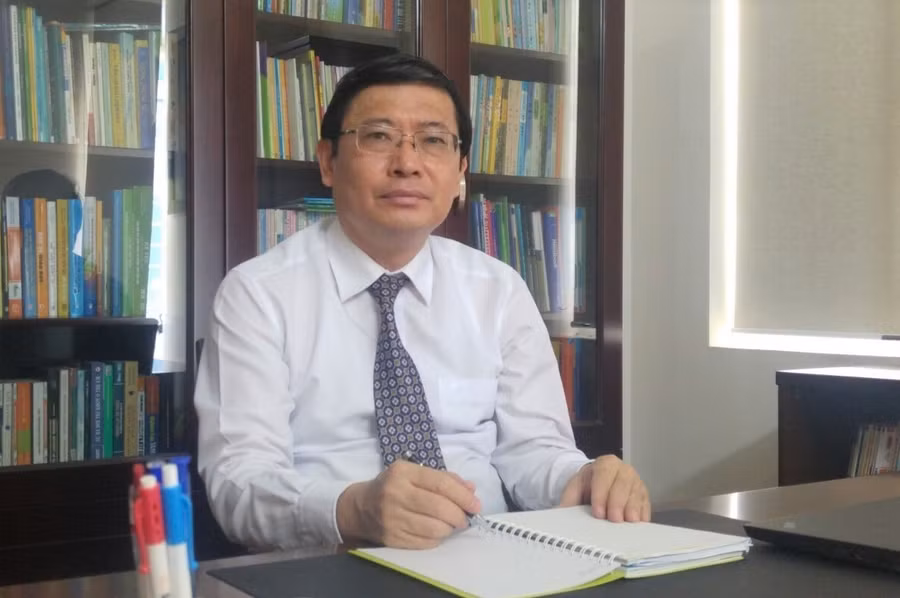 PGS.TS Bùi Mạnh Hùng đưa ra lời khuyên "Phụ huynh không nên lo lắng và thúc ép con học thêm nhiều ở nhà...".