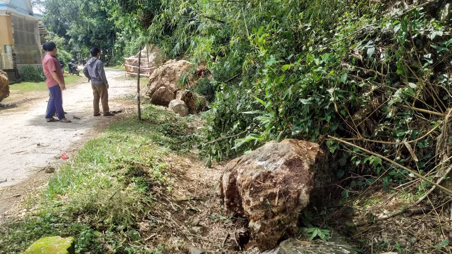Nhiều tảng đá có kích cỡ hàng chục mẹt khối sạt trượt xuống ven Tỉnh lộ 523 D (xã Lương Nội, Bá Thước, Thanh Hóa).