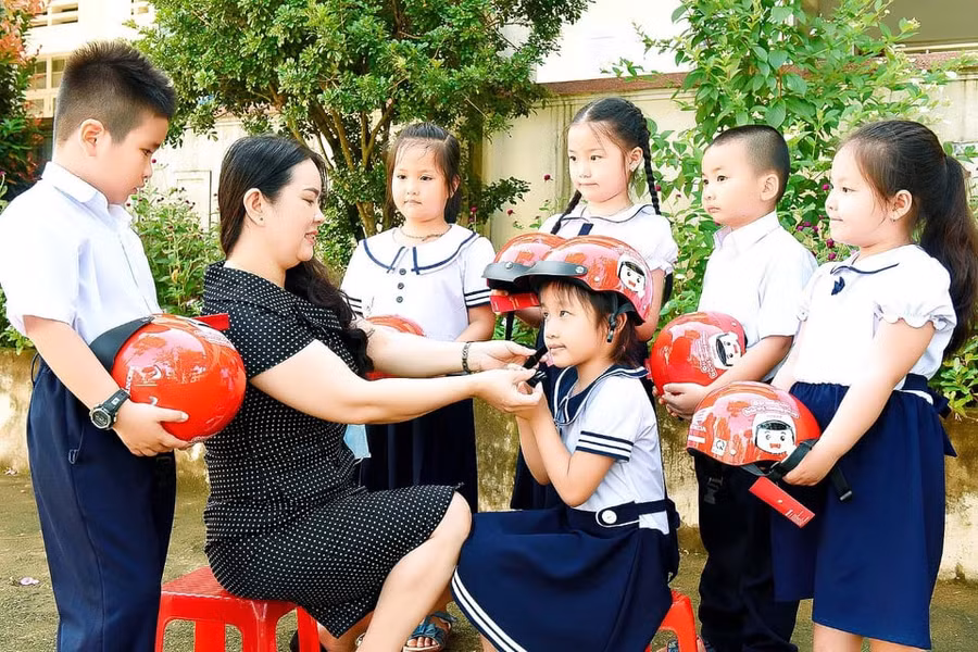 Cô và trò trường Tiểu học Võ Thị Sáu, TP Pleiku, tỉnh Gia Lai. Ảnh tư liệu nhà trường cung cấp