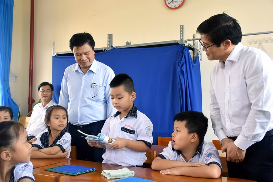Đoàn công tác của Bộ GD&amp;ĐT kiểm tra triển khai thực hiện chương trình, SGK lớp 1 tại Long An. Ảnh tư liệu