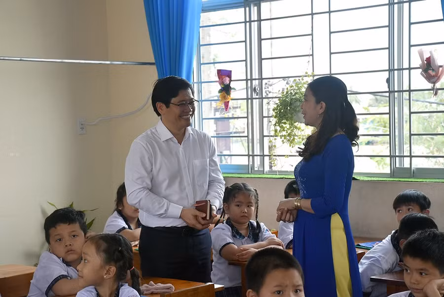 TS Thái Văn Tài triển khai thực hiện CT, SGK lớp 1 tại Long An. Ảnh chụp trước thời điểm dịch Covid-19 bùng phát