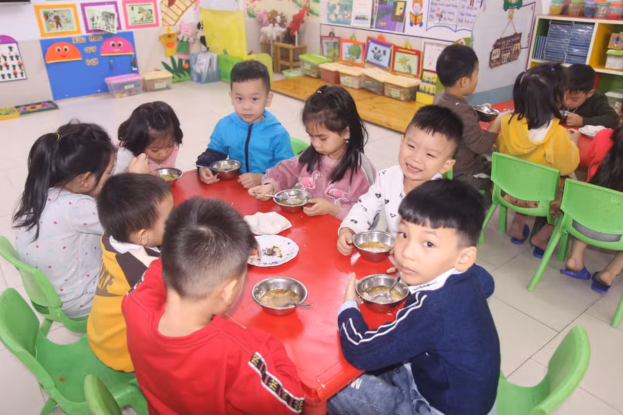 Ngoài bữa ăn trưa, trẻ còn có bữa phụ và sữa