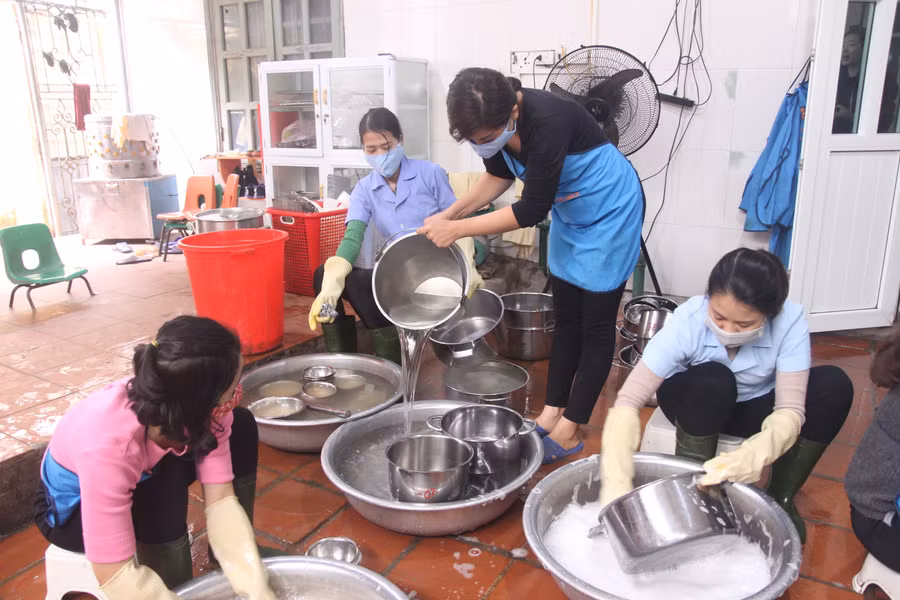Các dụng cụ nhà bếp trong trường học được rửa bằng xà phòng và tráng qua nước sôi để diệt khuẩn