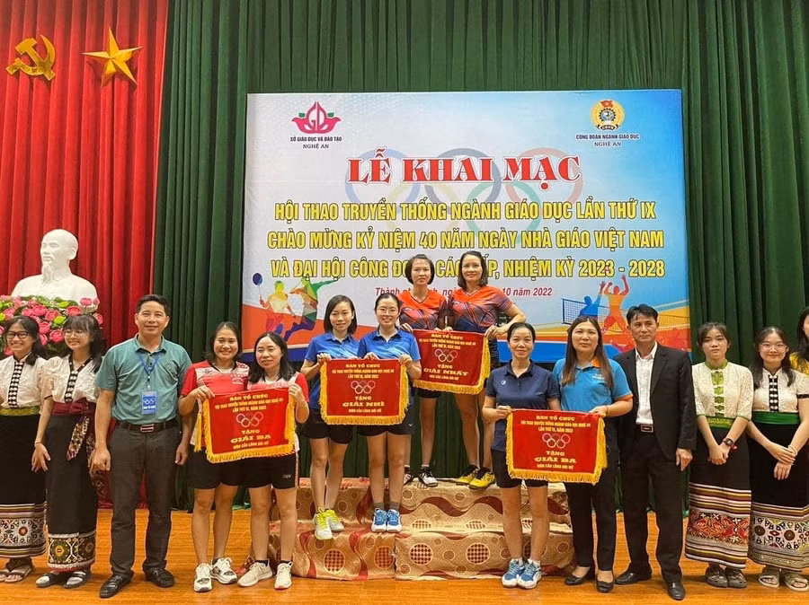 Ban tổ chức trao giải cho các đội thi đấu môn cầu lông nam nữ theo độ tuổi
