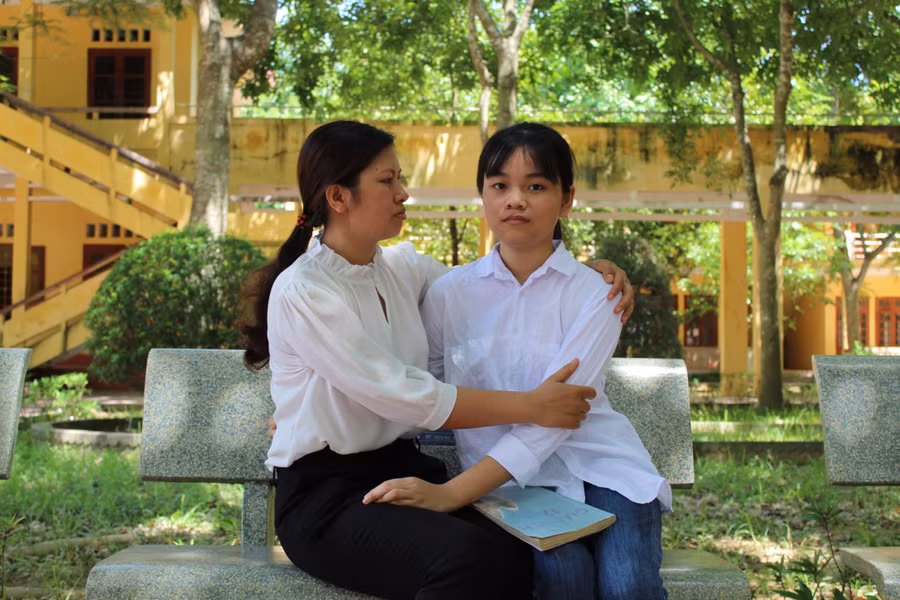 Biết gia cảnh của Ngọc Ánh, cô Lê Thị Thanh (giáo viên chủ nhiệm) luôn động viên, khích lệ em vươn lên trong học tập.