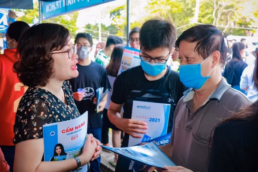 Phụ huynh và thí sinh tìm hiểu thông tin tuyển sinh của HUFI. Ảnh tư liệu nhà trường cung cấp