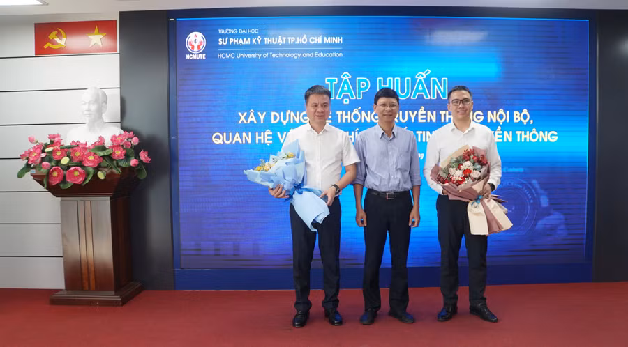 PGS.TS Võ Viết Cường, Trưởng phòng Truyền thông nhà trường (giữa) tặng hoa, gửi lời cảm ơn đến Nhà báo Triệu Ngọc Lâm và TS Phan Văn Kiền.