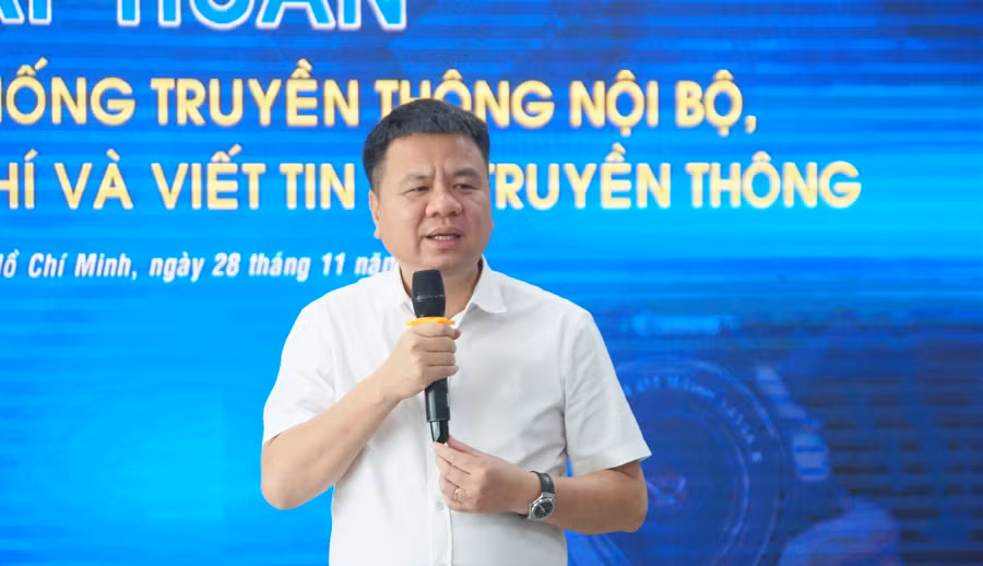 Nhà báo Triệu Ngọc Lâm, Tổng biên tập Báo Giáo dục và Thời đại trình bày bài tập huấn nội dung: "Quan hệ với báo chí".