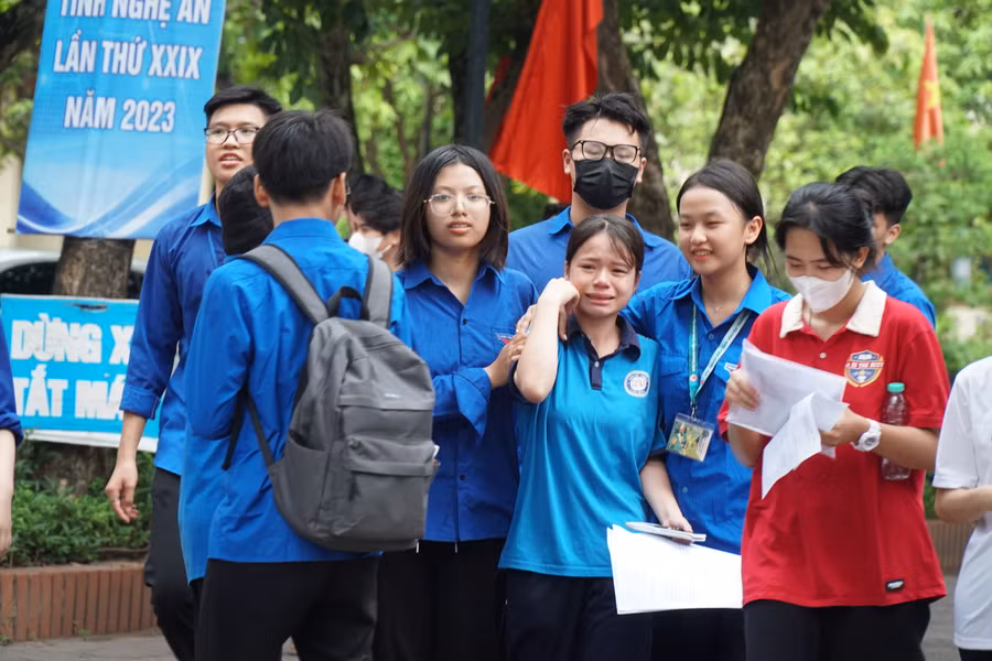 Một thí sinh bật khóc vì làm bài không như mong đợi tại điểm thi Trường THPT chuyên Phan Bội Châu. Ảnh: Hồ Lài.