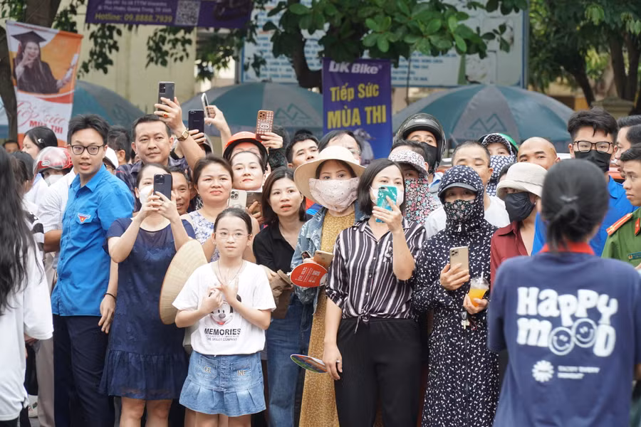 Đây cũng là môn thi cuối cùng của kỳ thi tuyển sinh vào lớp 10 tỉnh Nghệ An, vì vậy nhiều phụ huynh ngóng đợi phía ngoài cổng điểm thi. Ảnh: Hồ Lài.
