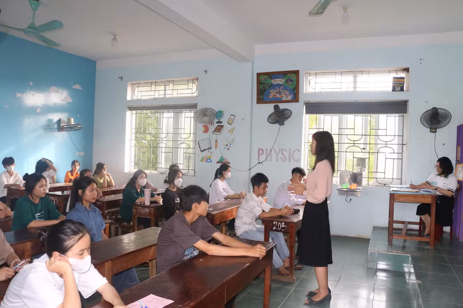 Giám thị dặn dò thí sinh quy chế thi trước khi chính thức bắt đầu giờ làm bài. Ảnh: Hồ Lài. Giám thị dặn dò thí sinh quy chế thi trước khi chính thức bắt đầu giờ làm bài. Ảnh: Hồ Lài.