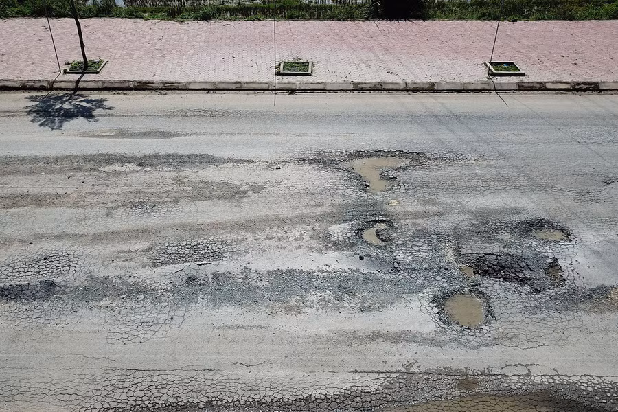Ổ voi, ổ gà chi chít trên mặt đường.