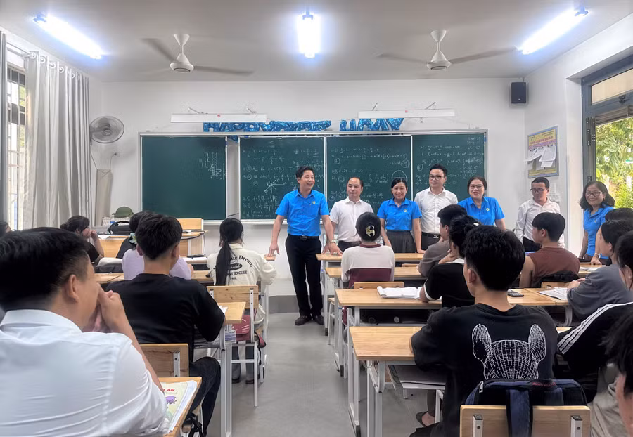 Đại diện Sở GD&amp;ĐT trò chuyện, động viên học sinh Trường THPT Kỳ Sơn đang ôn thi tại trường. Ảnh: Hồ Lài