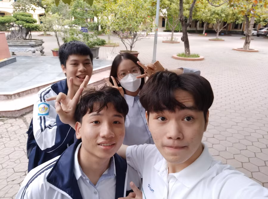 Nguyễn Đình Duy Anh (áo phông trắng) và các bạn cùng lớp