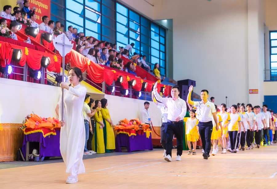 Đoàn vận động viên đến từ ngành giáo dục các huyện đều trải qua quá trình rèn luyện, thi đấu và được tuyển chọn từ Hội khỏe Phù Đổng cấp trường, cấp huyện và cấp cụm. Ảnh: Hồ Lài. Đoàn vận động viên đến từ ngành giáo dục các huyện đều trải qua quá trình rèn luyện, thi đấu và được tuyển chọn từ Hội khỏe Phù Đổng cấp trường, cấp huyện và cấp cụm. Ảnh: Hồ Lài.