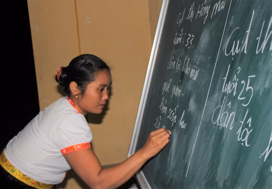 Nghệ An ban hành chính sách chi hỗ trợ kinh phí cho người dạy và người học lớp xóa mù chữ. Ảnh: Hồ Lài.
