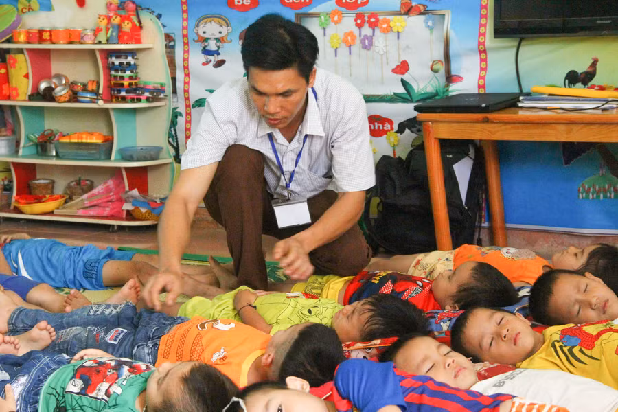 Trước đó, một số giáo viên Tiểu học, THCS đã chuyển xuống mầm non công tác