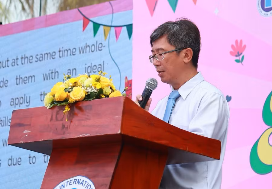 PGS.TS Đinh Đức Anh Vũ, Phó Hiệu trưởng nhà trường phát biểu khai mạc ngày hội việc làm. Ảnh: Nguyễn Ngọc